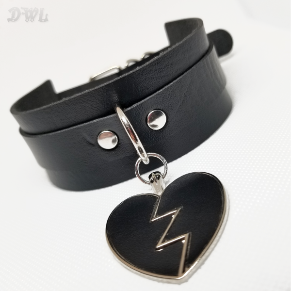 DWL-BDSM-Collar-Broken-Heart Charm-Black